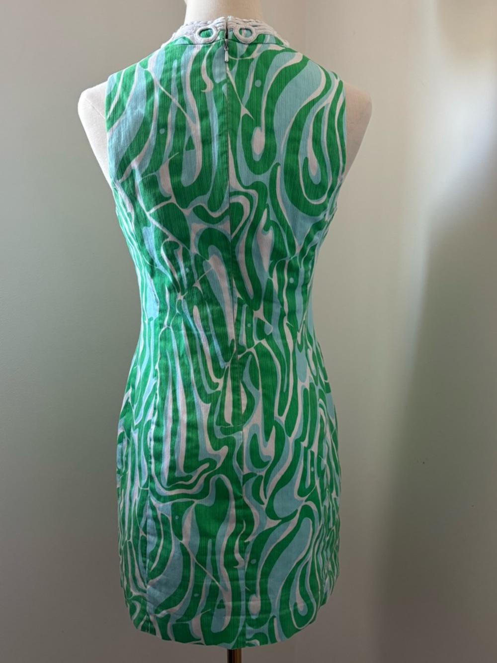 Sleeveless Green Wave-Print Shift Dress with Decorative Trim - Picture 4 of 14